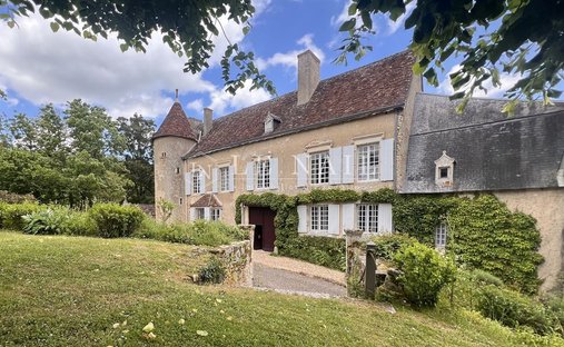19th C. Property With Lake And Guest Houses