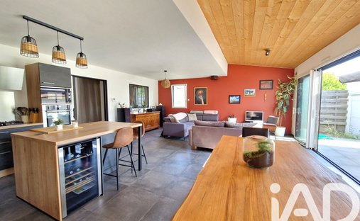 Vendée (85) 18th Century Listed Chateau Estate Of 42 Hectares