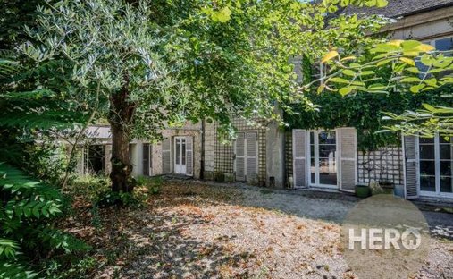 House 6 Room(s) 4 Bedroom(s) 210 M²