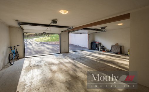 An Urban Chateau Dating Back To 1930 With An Outhouse, A Swimming Pool And Tree Dotted Grounds