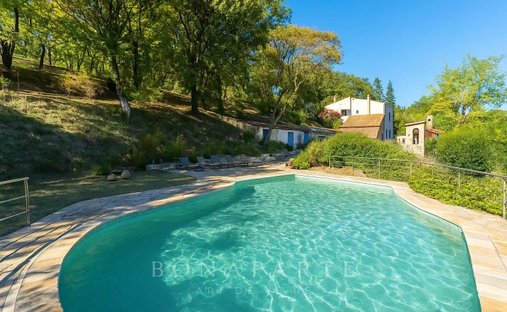 Off Market Classified 17th Century Castle With 15 Ha Estate In The Luberon