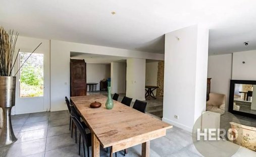 House 6 Room(s) 4 Bedroom(s) 210 M²