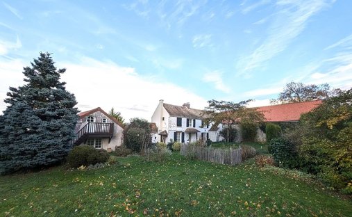 House 6 Room(s) 4 Bedroom(s) 210 M²