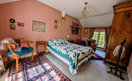 House 6 Room(s) 4 Bedroom(s) 210 M²