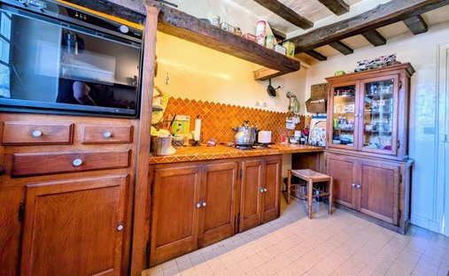 House 6 Room(s) 4 Bedroom(s) 210 M²