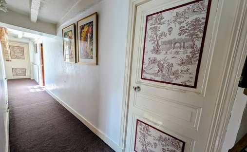 House 6 Room(s) 4 Bedroom(s) 210 M²