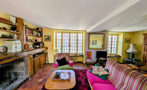 House 6 Room(s) 4 Bedroom(s) 210 M²