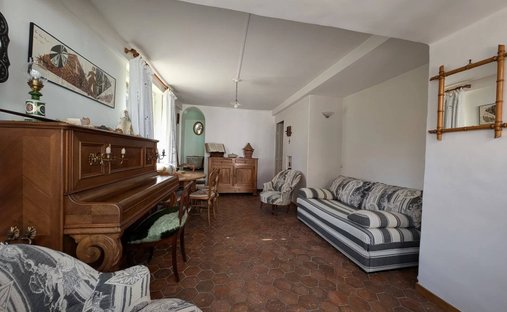 House 6 Room(s) 4 Bedroom(s) 210 M²