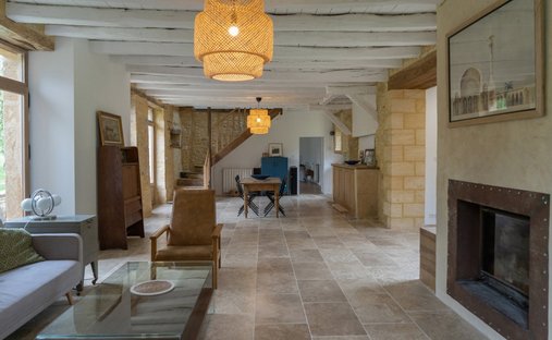 An Urban Chateau Dating Back To 1930 With An Outhouse, A Swimming Pool And Tree Dotted Grounds