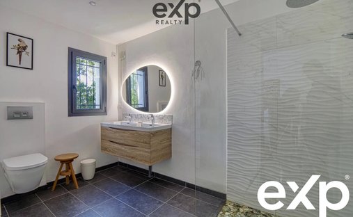 Castle for Sale in Manosque, Provence-Alpes-Côte d'Azur, France