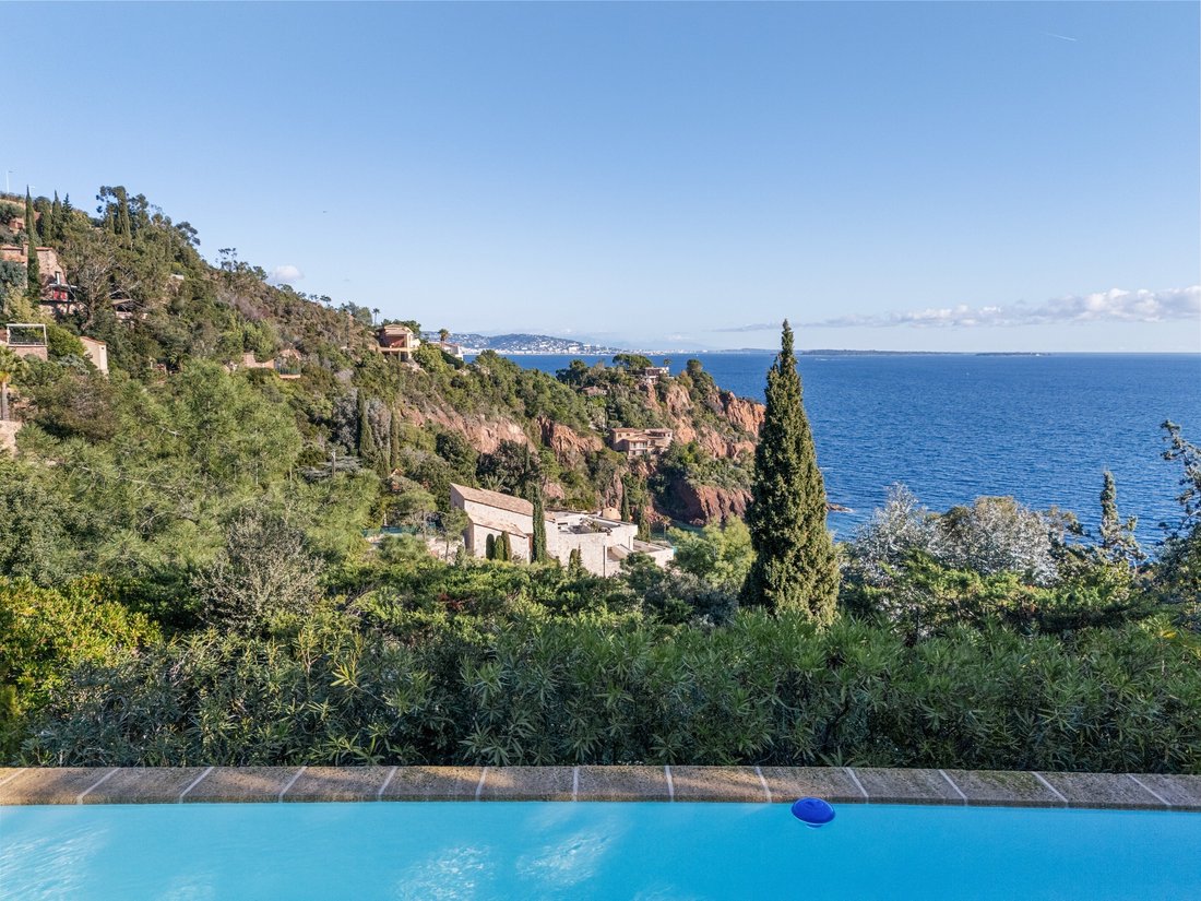 House in Théoule-sur-Mer, Provence-Alpes-Côte d'Azur, France 2 - 16887225
