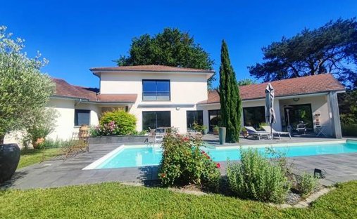 Castle for Sale in Bourg-en-Bresse, Auvergne-Rhône-Alpes, France