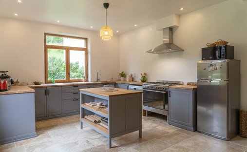 An Urban Chateau Dating Back To 1930 With An Outhouse, A Swimming Pool And Tree Dotted Grounds