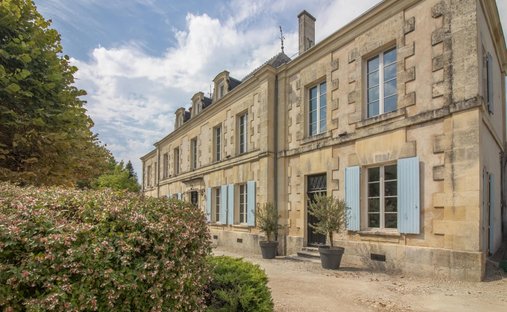 Castle for Sale in Saint-Jean-d'Angély, Nouvelle-Aquitaine, France