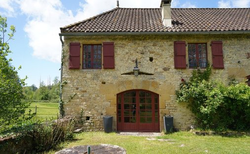 An Urban Chateau Dating Back To 1930 With An Outhouse, A Swimming Pool And Tree Dotted Grounds