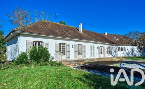 Castle for Sale in Mérignac, Nouvelle-Aquitaine, France