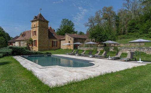 An Urban Chateau Dating Back To 1930 With An Outhouse, A Swimming Pool And Tree Dotted Grounds