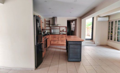 Castle for Sale in Carpentras, Provence-Alpes-Côte d'Azur, France