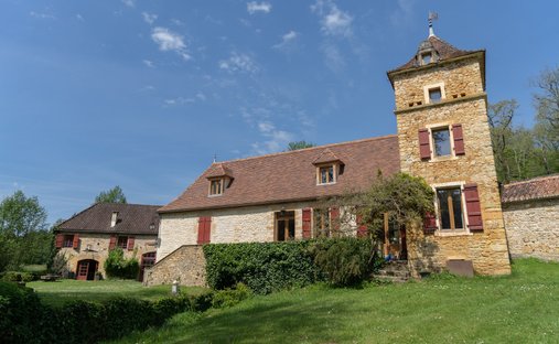 An Urban Chateau Dating Back To 1930 With An Outhouse, A Swimming Pool And Tree Dotted Grounds