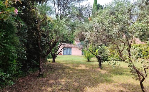 A Carpentras, Une Demeure De Maître En Bord De Rivière