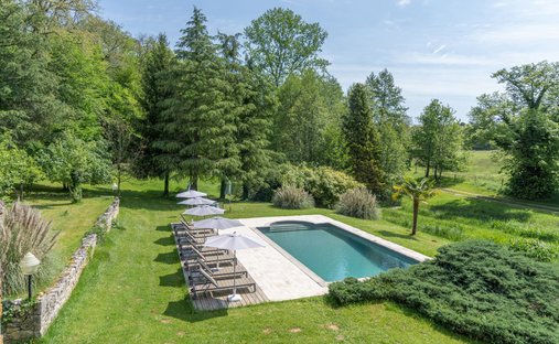 An Urban Chateau Dating Back To 1930 With An Outhouse, A Swimming Pool And Tree Dotted Grounds