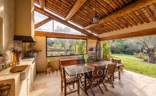 Castle for Sale in Aix-en-Provence, Provence-Alpes-Côte d'Azur, France