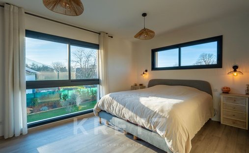 Castle for Sale in Bons-en-Chablais, Auvergne-Rhône-Alpes, France