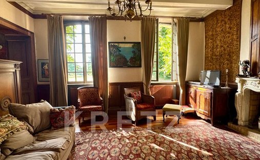 Castle for Sale in Cérilly, Auvergne-Rhône-Alpes, France