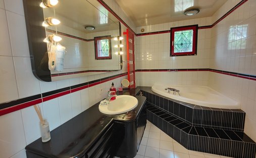 Castle for Sale in Clermont-Ferrand, Auvergne-Rhône-Alpes, France