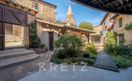 Castle for Sale in Juliénas, Auvergne-Rhône-Alpes, France