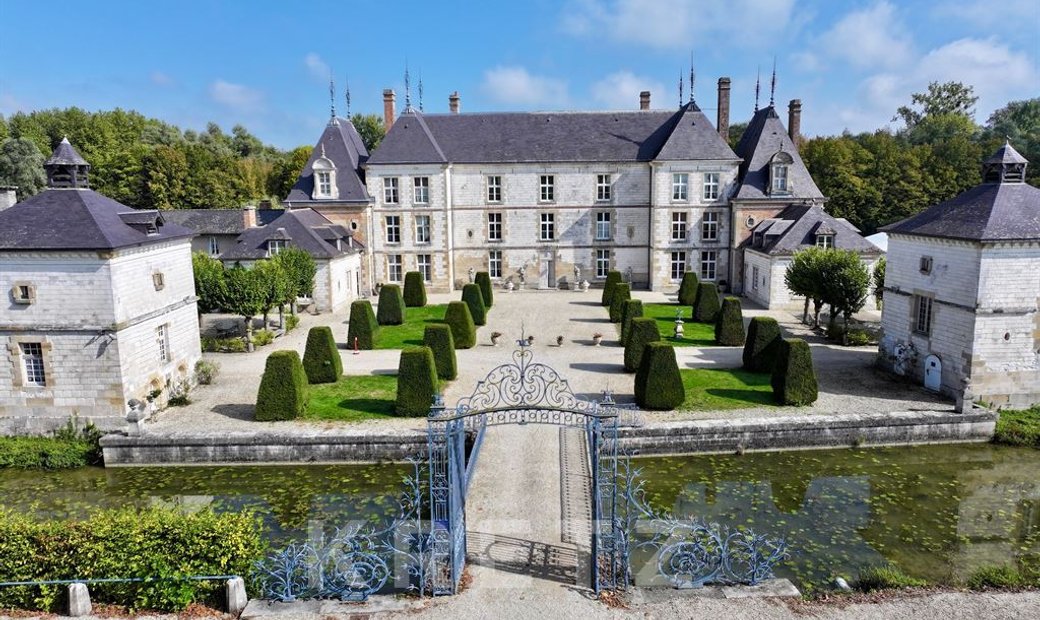 Magnificent 17th Century Château – Listed Historic Monument – 22 Bedrooms – Moat – Heated Pool – 42