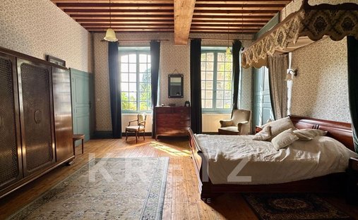 Castle for Sale in Cérilly, Auvergne-Rhône-Alpes, France