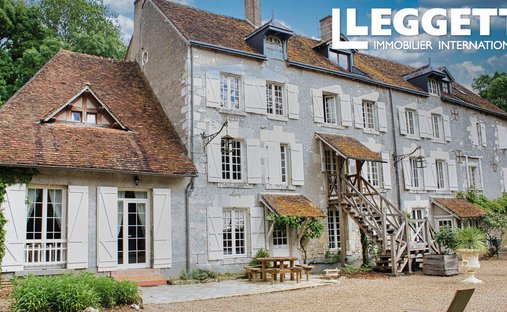 Spacious Property With Separate Guest Lodgings In Wooded Park Of 19 Acres, 15 Km From Blois.