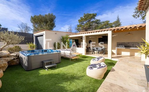 Castle for Sale in Plan-d'Aups-Sainte-Baume, Provence-Alpes-Côte d'Azur, France