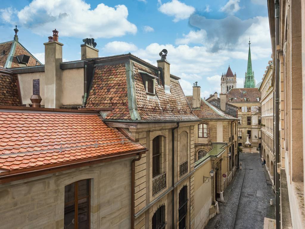 Charming 6 Room Apartment In The Heart Of The Old Town