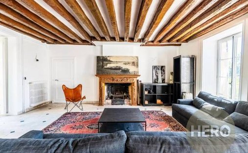 House 6 Room(s) 4 Bedroom(s) 210 M²