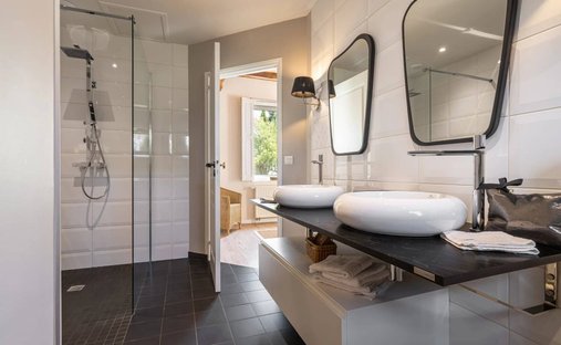 Castle for Sale in Feurs, Auvergne-Rhône-Alpes, France