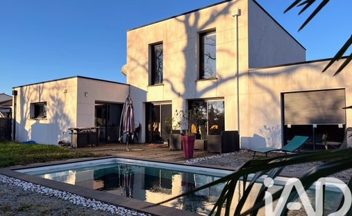 Castle for Sale in La Roche-sur-Yon, Pays de la Loire, France - 3