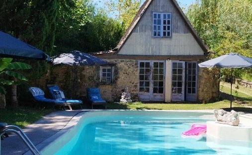 Castle for Sale in Le Bugue, Nouvelle-Aquitaine, France