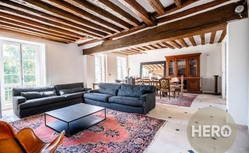 House 6 Room(s) 4 Bedroom(s) 210 M²