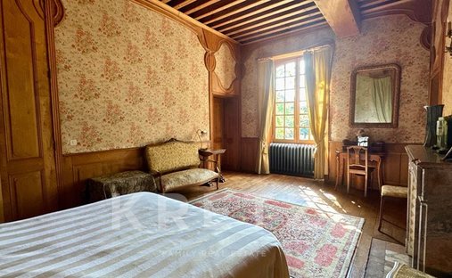 Castle for Sale in Cérilly, Auvergne-Rhône-Alpes, France