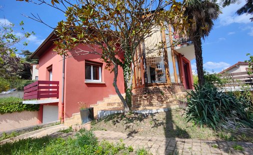 Castle for Sale in Clermont-Ferrand, Auvergne-Rhône-Alpes, France