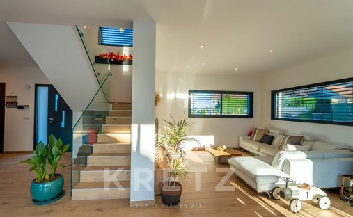 Castle for Sale in Bons-en-Chablais, Auvergne-Rhône-Alpes, France