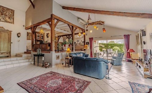 Near Villeneuve Sur Lot Magnificent Riverside Chateau With 6 Bedrooms And 8 Hectares Of Land