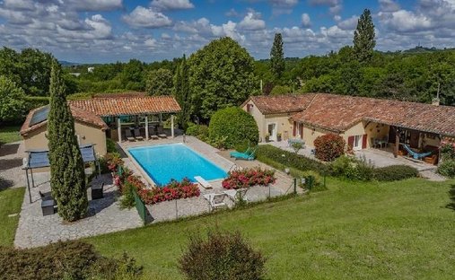 Near Villeneuve Sur Lot Magnificent Riverside Chateau With 6 Bedrooms And 8 Hectares Of Land