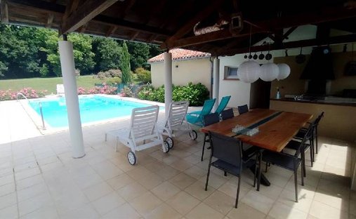 Near Villeneuve Sur Lot Magnificent Riverside Chateau With 6 Bedrooms And 8 Hectares Of Land