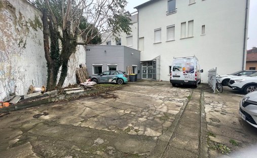 Castle for Sale in Clermont-Ferrand, Auvergne-Rhône-Alpes, France