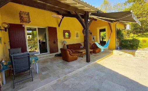 Near Villeneuve Sur Lot Magnificent Riverside Chateau With 6 Bedrooms And 8 Hectares Of Land