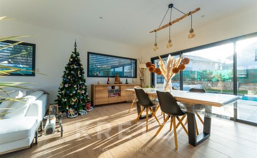 Castle for Sale in Bons-en-Chablais, Auvergne-Rhône-Alpes, France