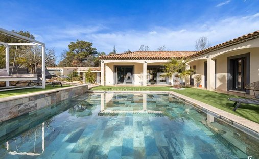 Castle for Sale in Plan-d'Aups-Sainte-Baume, Provence-Alpes-Côte d'Azur, France